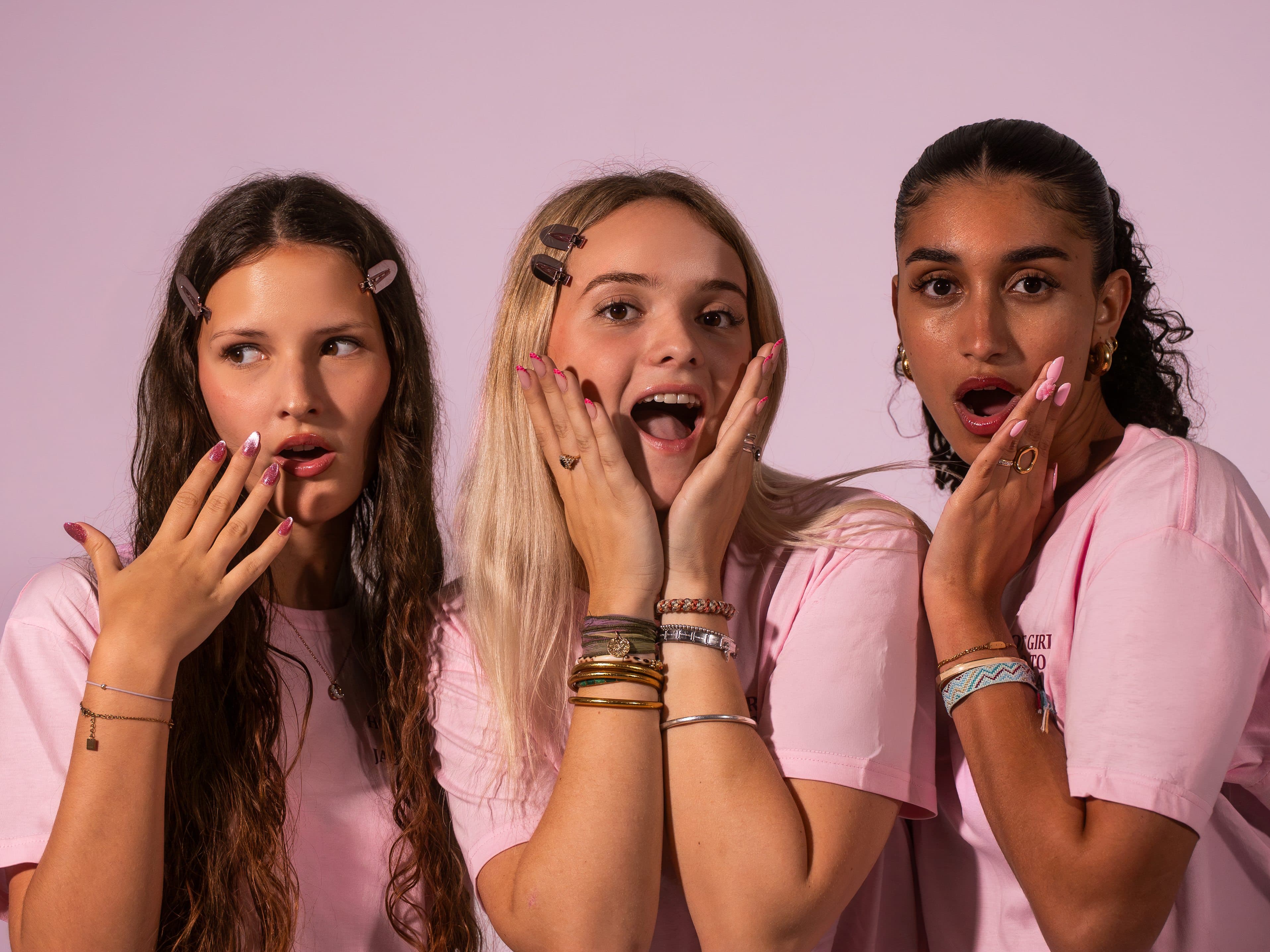 Trois modèles présentant leurs manucures Jade Nails